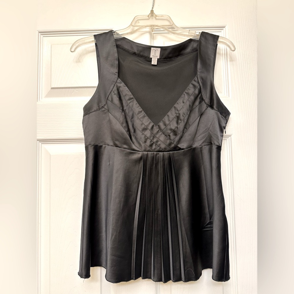 Chic, sophisticated black medium top